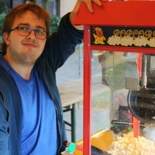 Dennis Soll an der Popcornmaschine